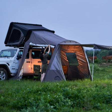 Anbauzelt für Wild Land Desert Cruiser Dachzelt alle Wände aufgestellt