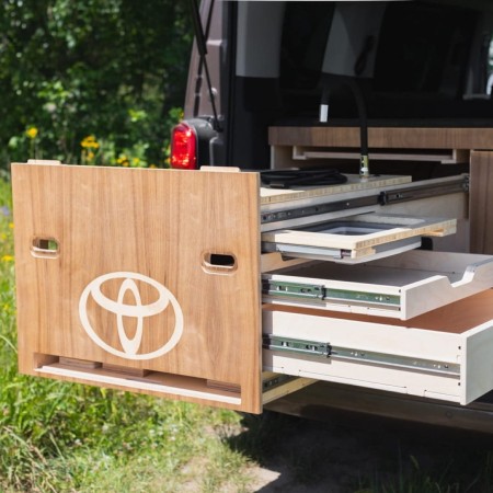 zabudowa AE Conversion Camperbox dodatkowe schowki w jednej z szuflad wysuwanych.jpeg