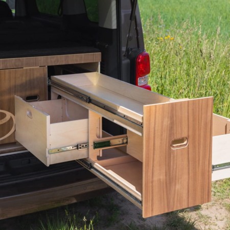 zabudowa AE Conversion Camperbox dodatkowe schowski w drugiej z wysuwanych szuflad.jpeg