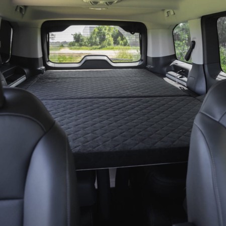 zabudowa AE Conversion Camperbox rozlozony materac idealnie miejsce dla 2 osob do spania.jpeg