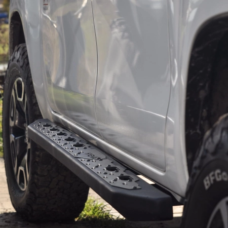 Stahlseitenschweller zur Rahmenmontage Toyota Hilux 2015 Aufsatz mit rutschfesten Zähnen