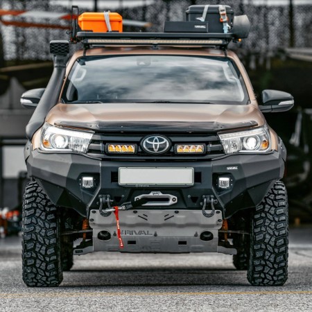 zderzak aluminiowy przedni Rival4x4 Toyota Hilux Revo 2015-2021 zdjęcie od przodu.jpg