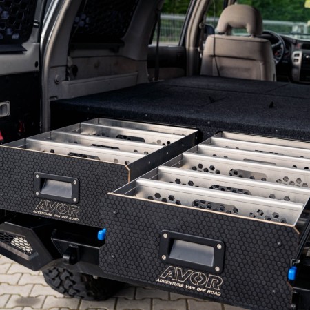 zabudowa-szufladowa-AVOR-dedykowana-do-Nissan-Patrol-Y61-zdjecie-wysunietych-szuflad.jpg