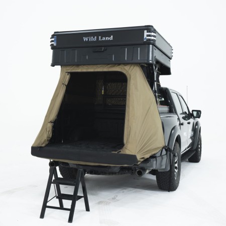 zabudowa namiotowa Wild Land Wingman otwarty pierwszy poziom wraz z nakładanym zamknięciem paki, który może być również zadaszeniem, wejście zamykane na zamek.jpg