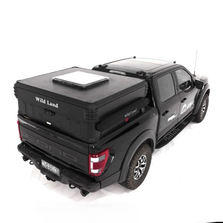 zabudowa namiotowa Wild Land Wingman złożona widok na całe auto.jpg