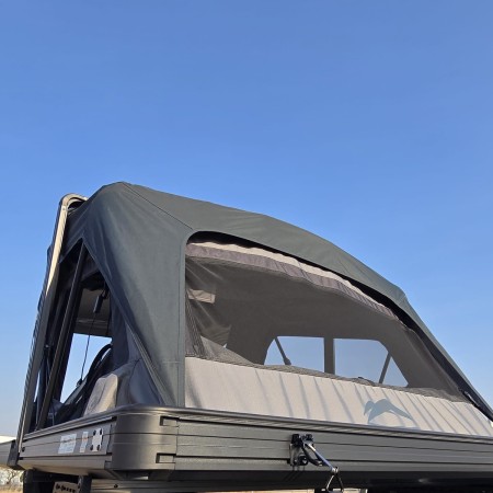 namiot dachowy Summit Explorer 130 detale aluminiowej obudowy i oczywiście namiotu z tyłu.jpg