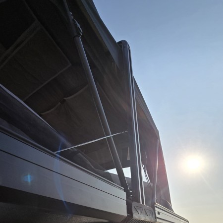 namiot dachowy Summit Explorer 130 otwarta okna i główne poszycie i moskitiera.jpg