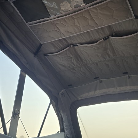 namiot dachowy Summit Explorer 130 wnętrze - okna wraz z dodatkowymi kieszeniami do przechowywania drobiazgów.jpg