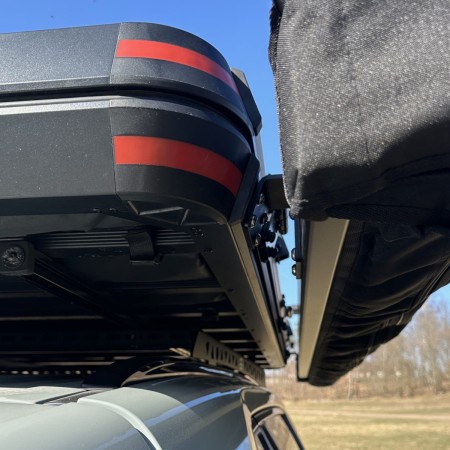 uchwyty pod markizę 180 i 270 stopni dedykowane do namiotu dachowego Desert Cruiser, Rock Cruiser i Bush Cruiser z rozłożoną markizą zdjęcie ze zbliżeniem.jpg