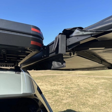 Halterungen für Markise 180 und 270 Grad speziell für Dachzelt Desert Cruiser, Rock Cruiser und Bush Cruiser mit ausgefahrener Markise Foto