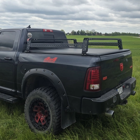 RAM1500 Aufbau niedrig Seitenansicht passend zur Fahrzeugsilhouette ideal für Dachzelt und weiteres Zubehör