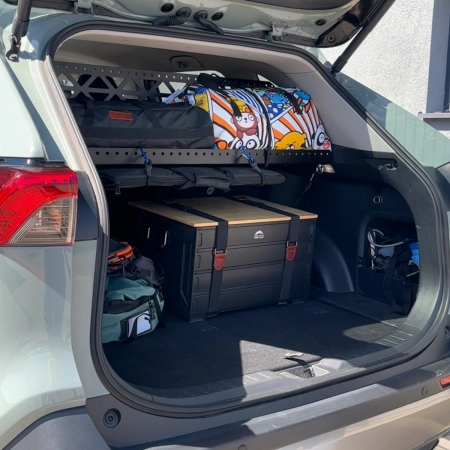 Kofferraumregal speziell für Toyota Rav4 5. Generation idealer Platz für zusätzliche Stühle oder ein aufblasbares Sofa