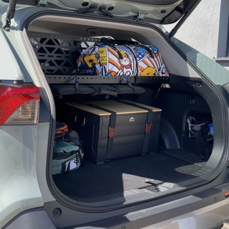 Kofferraumregal speziell für Toyota Rav4 5. Generation ideale Lösung für zusätzlichen Platz auf dem Regal und die Option Dinge unter dem Regal zu befe