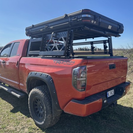 Toyota Tundra TRD mocowanie drabinki, uchwyt dedykowany do zabudowy bed rack camp4wheels.jpg