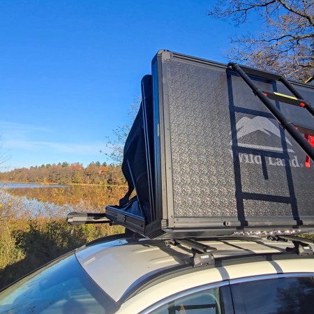 namiot dachowy Summit Explorer 130 aluminiowa twarda skorupa z dodatkowymi belkami w zestawie pozwala na wykorzystanie dodatkowej przestrzni na dachu.jpeg