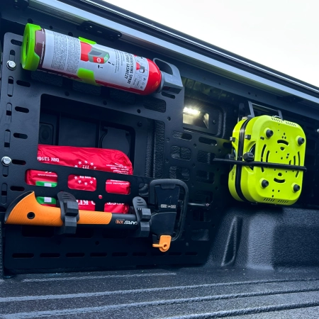 Molle-Paneele für Ford Ranger Raptor Next Gen 2022+ Öffnungen verschiedener Größen ermöglichen das Anschrauben diverser Halterungen und das Einhängen 