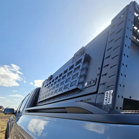 zamykana skrzynia dedykowana do zabudowy pick-up z panelem molle, na zamki, dużo dodatkowej przestrzeni do przechowywania.jpeg