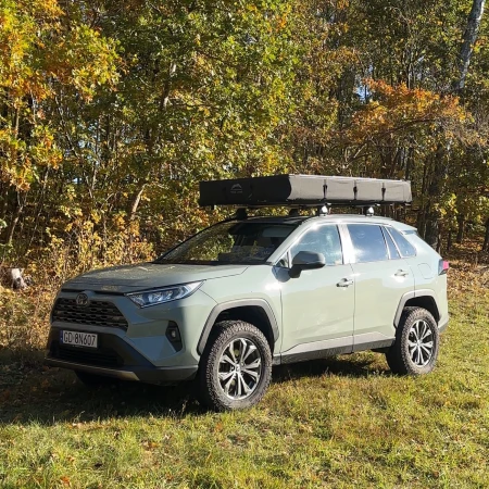 rodzinny namiot dachowy Voyager PRO 230 na suv Toyota Rav4 złożony o kompaktowych wymiarach.jpg