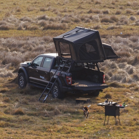 namiot dachowy Desert Cruiser Family zdjęcie od strony wejscia do namiotu.webp