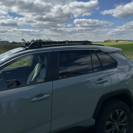 bagaznik dachowy Toyota Rav4 5 generacji zdjecie z boku.webp
