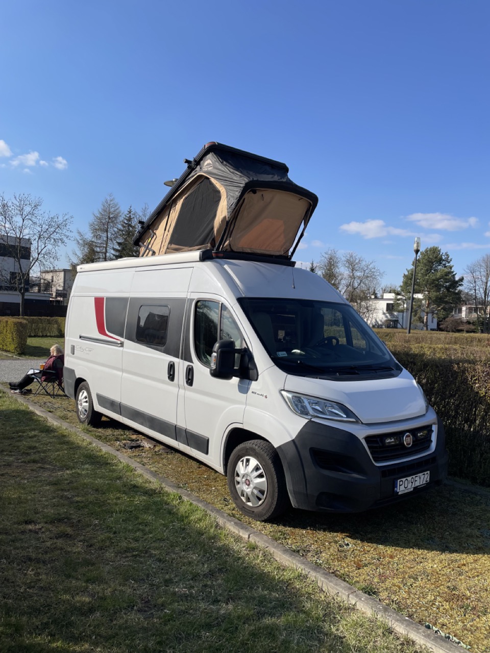 Namiot dachowy zamontowany na vanie Fiat Ducato jako alternatywa dla klasycznego dachu podnoszonego