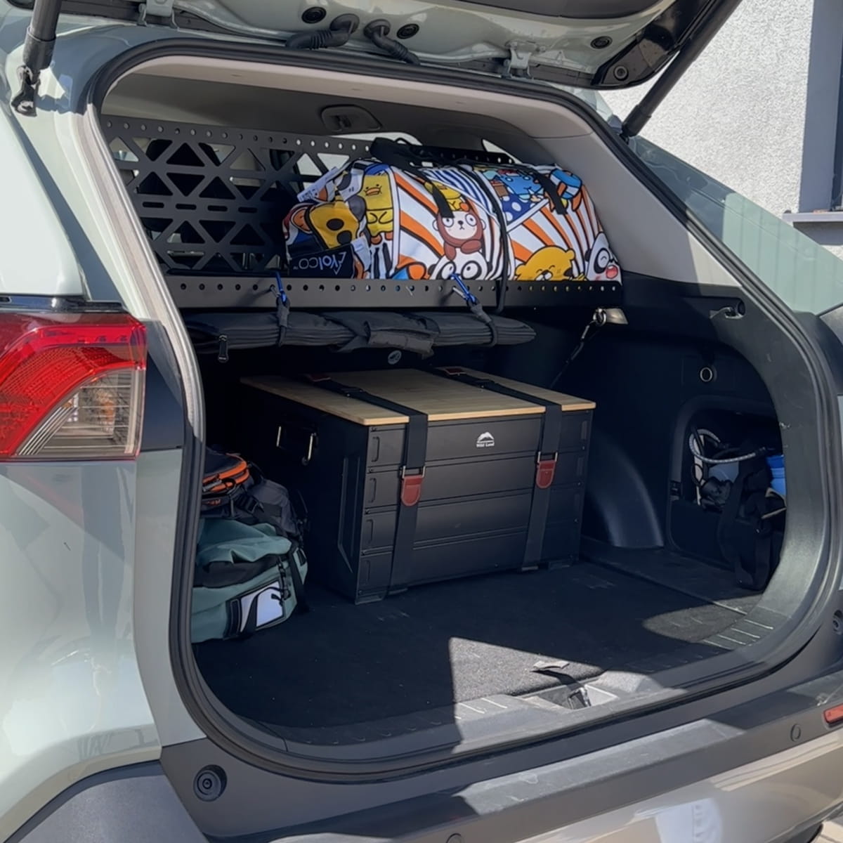 Kofferraumregal speziell für Toyota Rav4 5. Generation ideale Lösung für zusätzlichen Platz auf dem Regal und die Option Dinge unter dem Regal zu befe