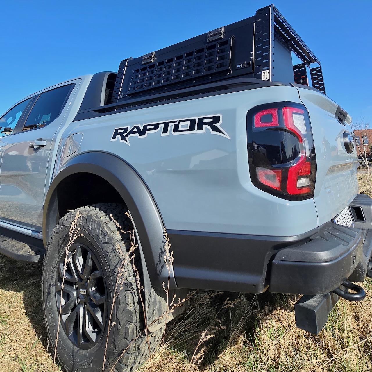 hardtop ale bez rezygnacji z rolety - zabudowa bed rack ze skrzynią zamykną i panele molle.jpeg