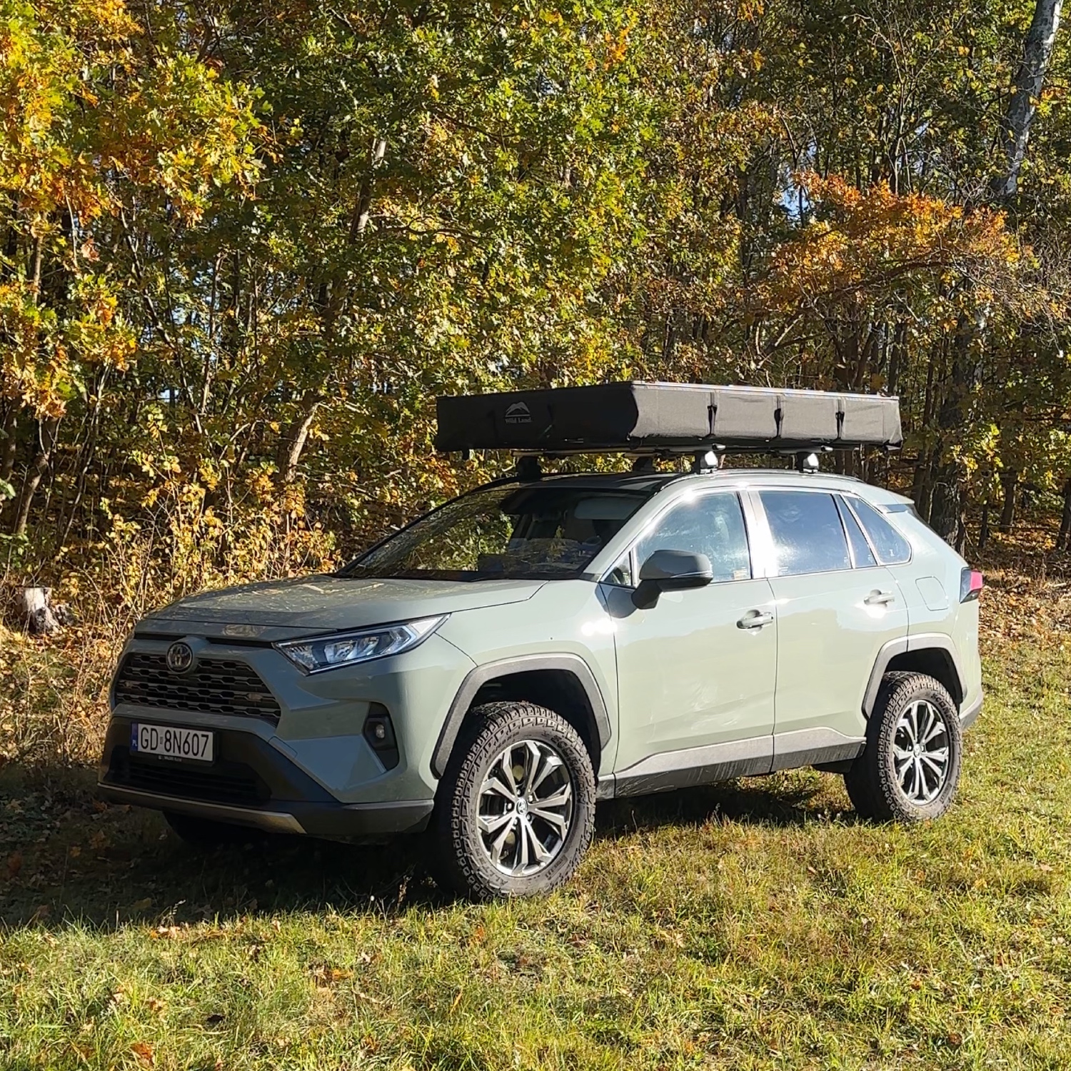 rodzinny namiot dachowy Voyager PRO 230 na suv Toyota Rav4 złożony o kompaktowych wymiarach.jpg