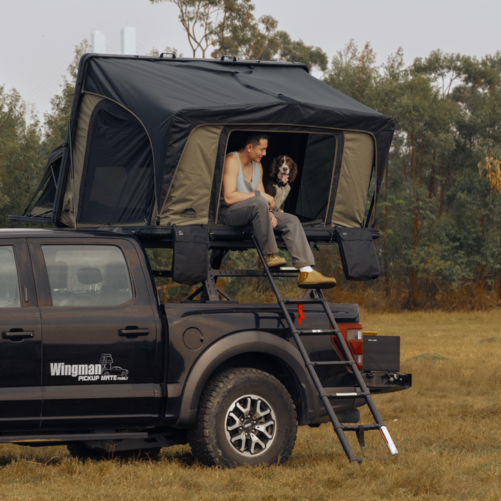 namiot dachowy Desert Cruiser Family zdjęcie wlasciciel z psem.webp