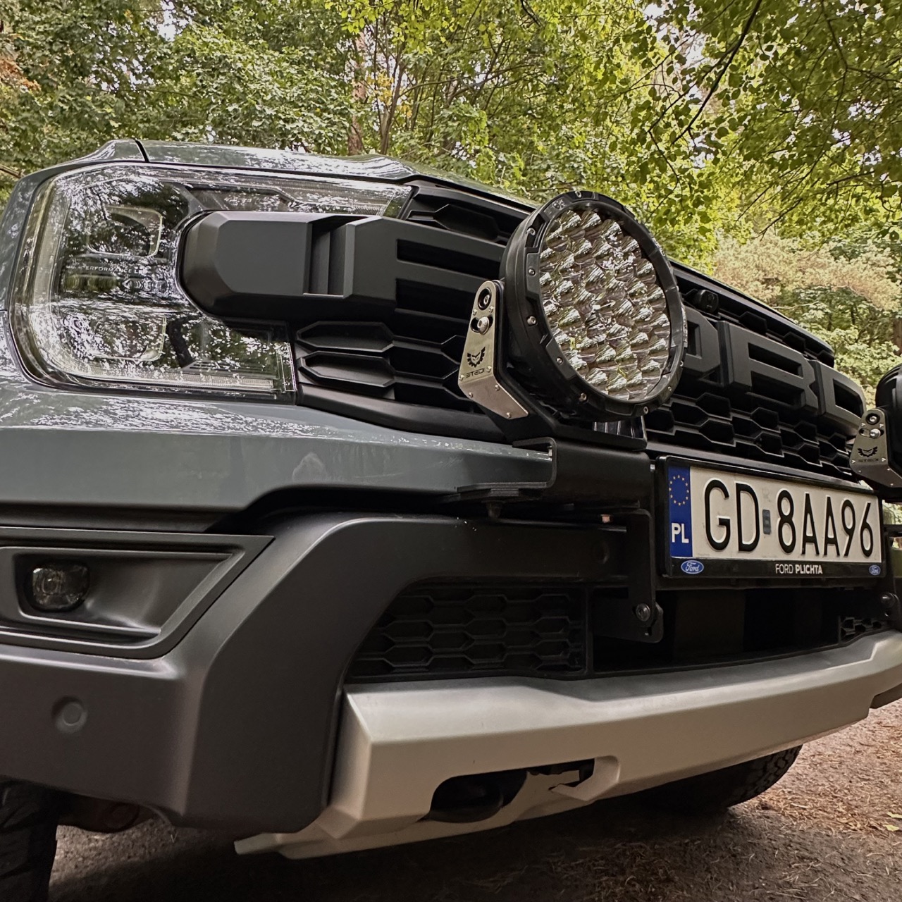 mocowanie reflektorow LED przod Ford Raptor zblizenie.jpeg